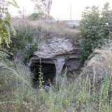 Ci dirigiamo cos� verso un vigneto, di fronte al quale si trova il pi� grande dei tre ingressi dell�ipogeo Martinez, uno dei pi� significativi presenti in citt� e l�unico a presentare al suo interno una chiesa �orientale